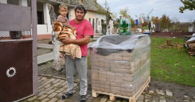 PODELJEN OGREV UGROŽENIM PORODICAMA: Zajedno za topli dom PODELJEN OGREV UGROŽENIM PORODICAMA: Zajedno za topli dom