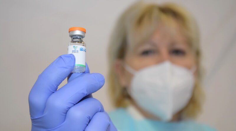 OTVOREN VAKCINALNI PUNKT U HALI „MEDISON”: Gradonačelnik prvi dobio vakcinu
