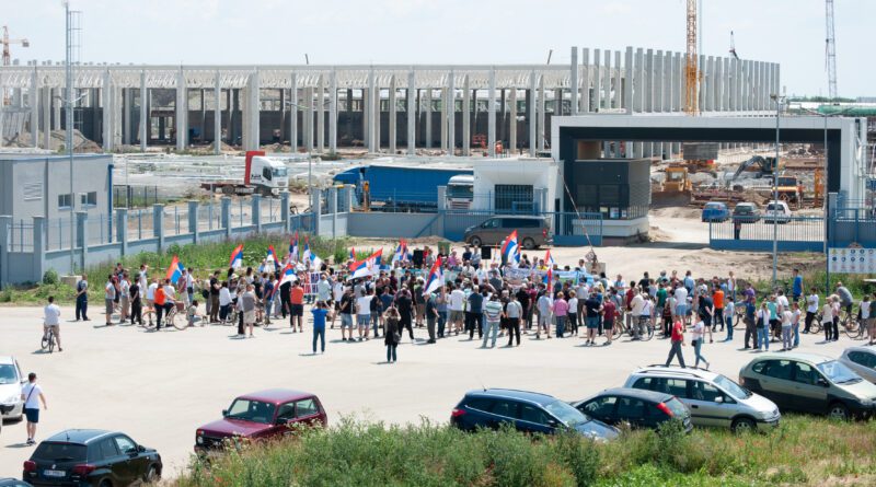 PROTEST STRANAKA I UDRUŽENJA ISPRED GRADILIŠTA „LINGLONGA“: Fabrika se tiče cele Srbije