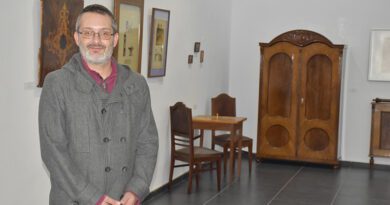 IZLOŽBA POSVEĆENA ZRENJANINSKIM FABRIKAMA NAMEŠTAJA PRIVLAČI VELIKU PAŽNJU JAVNOSTI IZLOŽBA POSVEĆENA ZRENJANINSKIM FABRIKAMA NAMEŠTAJA PRIVLAČI VELIKU PAŽNJU JAVNOSTI