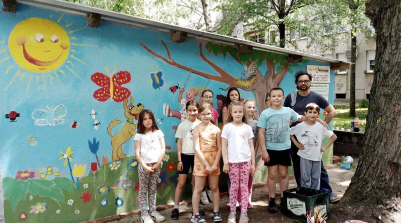 KOMŠIJSKA ZELENA OAZA: Deca i Rastko Stefanović uradili mural