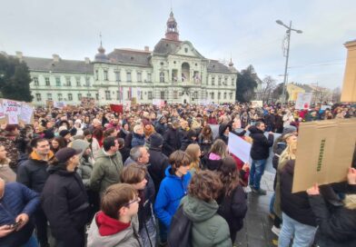 ZRENJANIN U ZNAKU PROTESTA: „Pisaćemo istoriju” poručila deca