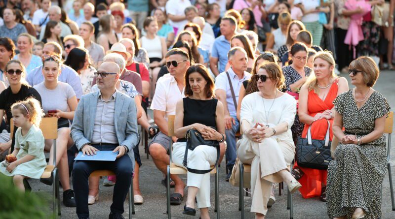 7 Ponosna porodica i prijatelji