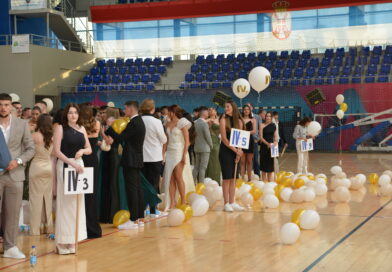 MATURANTI ZRENJANINSKE GIMNAZIJE 2021-2025. SVEČANO OBELEŽILI KRAJ ŠKOLOVANJA