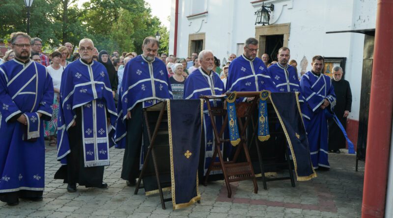 7-1-Akatist čitan ispred kapelice