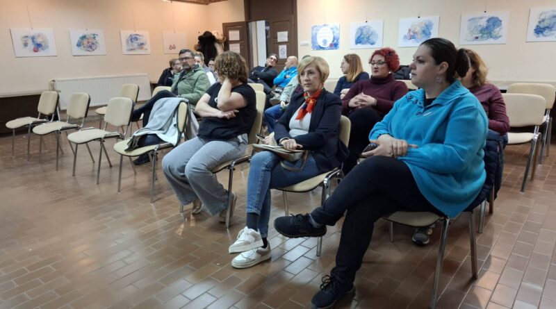 6-1-tribina plavi krug publika