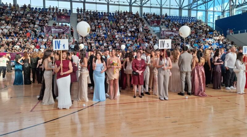 MATURANTI ZRENJANINSKE GIMNAZIJE (GENERACIJE 2022-2026.) PROSLAVILI KRAJ SREDNJOŠKOLSKOG OBRAZOVANJA u hali